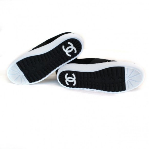 CHANEL Black and White Tweed Sneakers - Picture 2 of 14